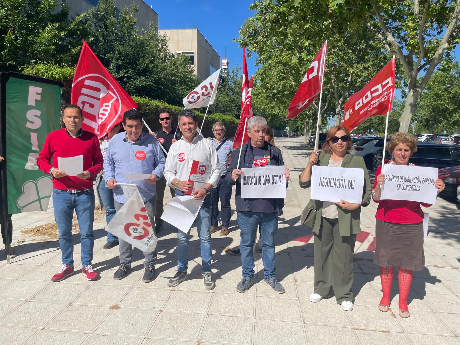 Todos los sindicatos de la enseñanza concertada en CLM exigen una reunión en la puerta de la Consejería de Educación.
